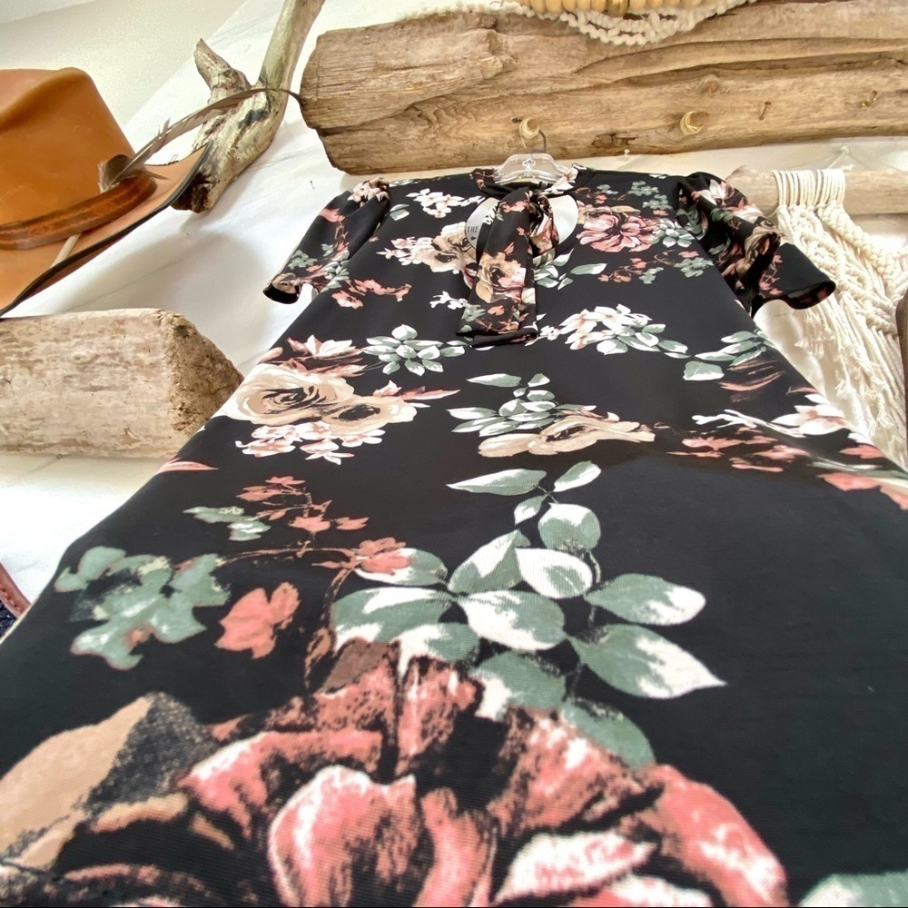 Super sweet floral gardenia Boho blouse w front bow & puff sleeves - Picture 7 of 13